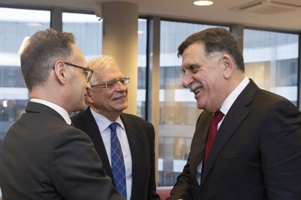 Außenminister Heiko Maas und Libyens international anerkannter Regierungschef Fajis al-Sarradsch begrüßen sich in Brüssel.
