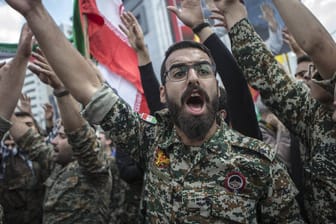 Iranische Soldaten bei einer Kundgebung im Juni: Einer ihrer Anführer hat mit Angriffen auf Erzfeind Israel gedroht.