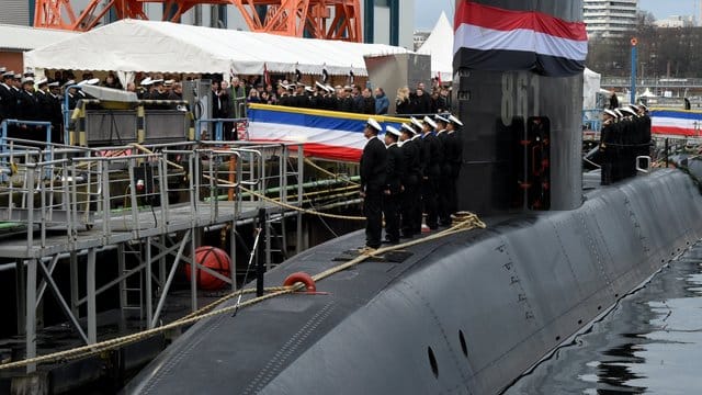 Besatzungsmitglieder stehen auf der Werft von ThyssenKrupp Marine Systems in Kiel bei der Übergabe eines neuen U-Bootes an die Marine der Arabischen Republik Ägypten auf dem Boot "S-41".