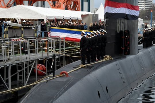 Besatzungsmitglieder stehen auf der Werft von ThyssenKrupp Marine Systems in Kiel bei der Übergabe eines neuen U-Bootes an die Marine der Arabischen Republik Ägypten auf dem Boot "S-41".