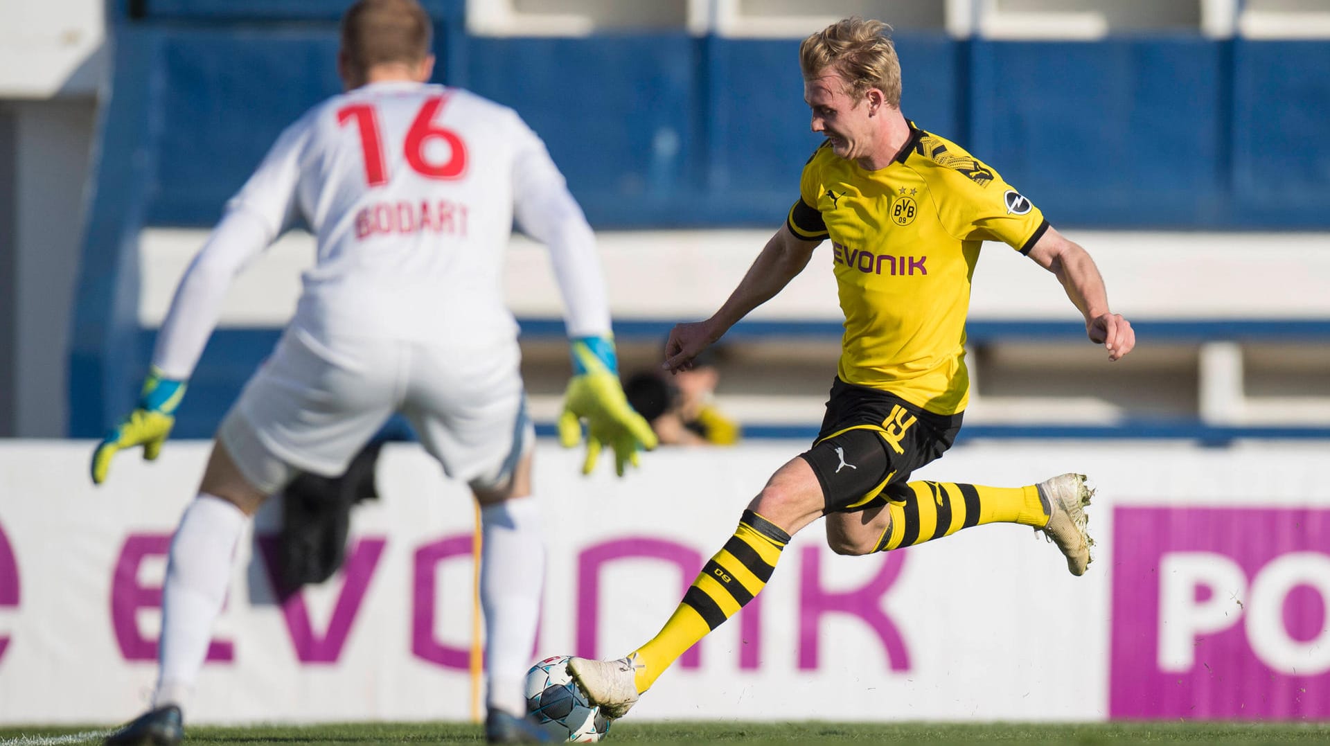 Julian Brandt (BVB) schießt den Ball beim Testspiel gegen Standard Lüttich: Er hat seinen Platz bei den Dortmundern offenbar noch nicht gefunden.