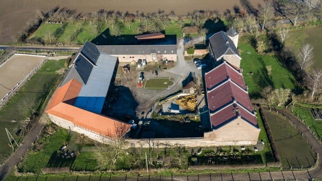 Grundriss eines römischen Lagers: Übersicht auf das Haus Bürgel (Luftaufnahme mit einer Drohne). Grundriss eines römischen Lagers: Übersicht auf das Haus Bürgel (Luftaufnahme mit einer Drohne).