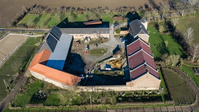 Grundriss eines römischen Lagers: Übersicht auf das Haus Bürgel (Luftaufnahme mit einer Drohne).