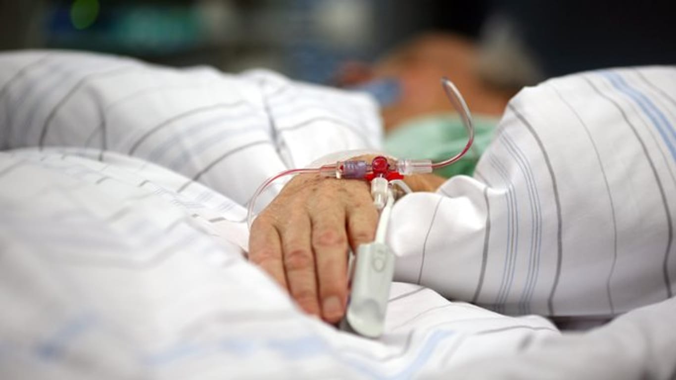 Ein Patient liegt auf der Intensivstation eines Krankenhauses.