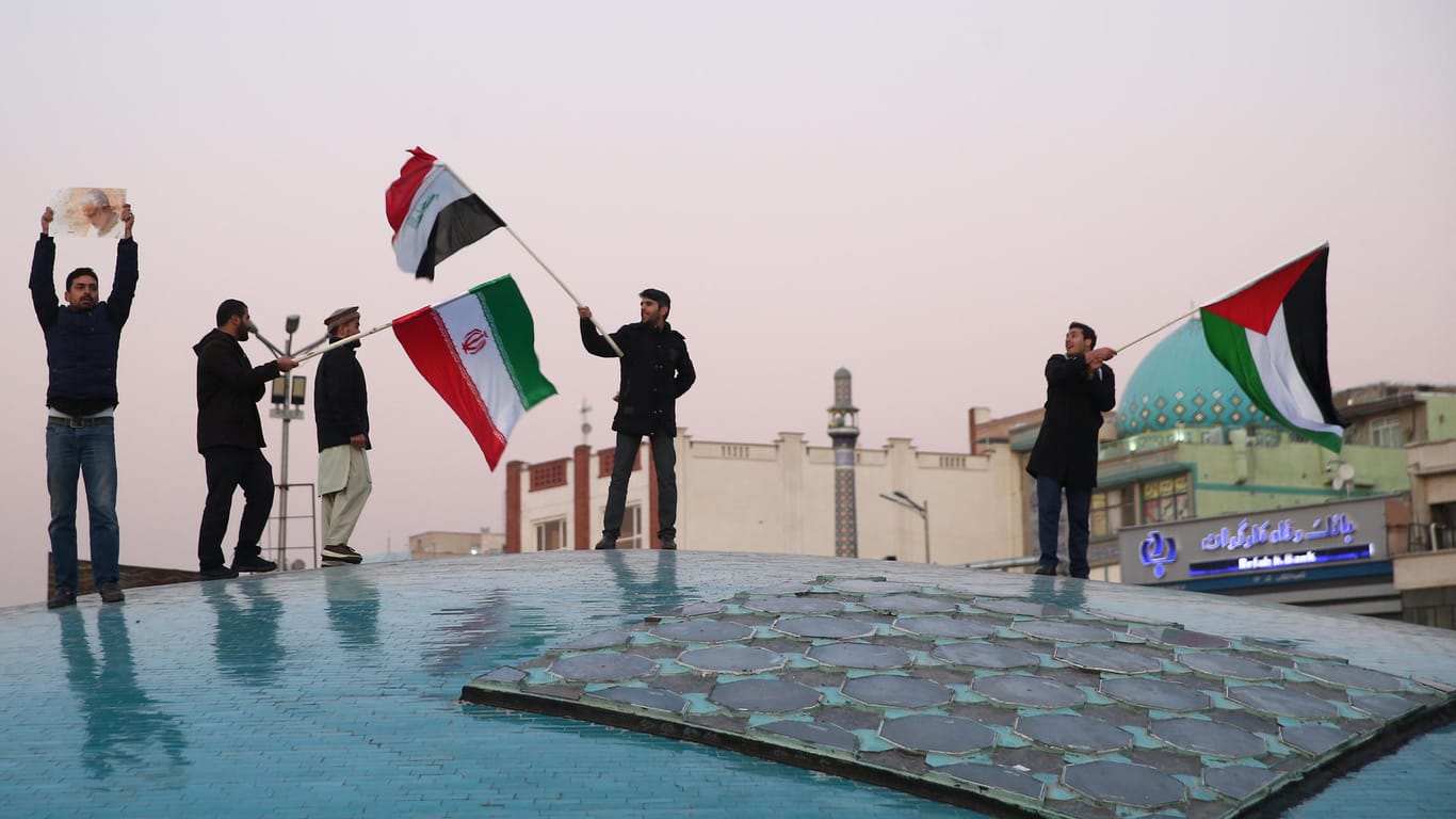 Menschen in Teheran: Nach dem iranischen Angriff auf US-Basen gingen Bürger mit iranischen und irakischen Flaggen auf die Straße.