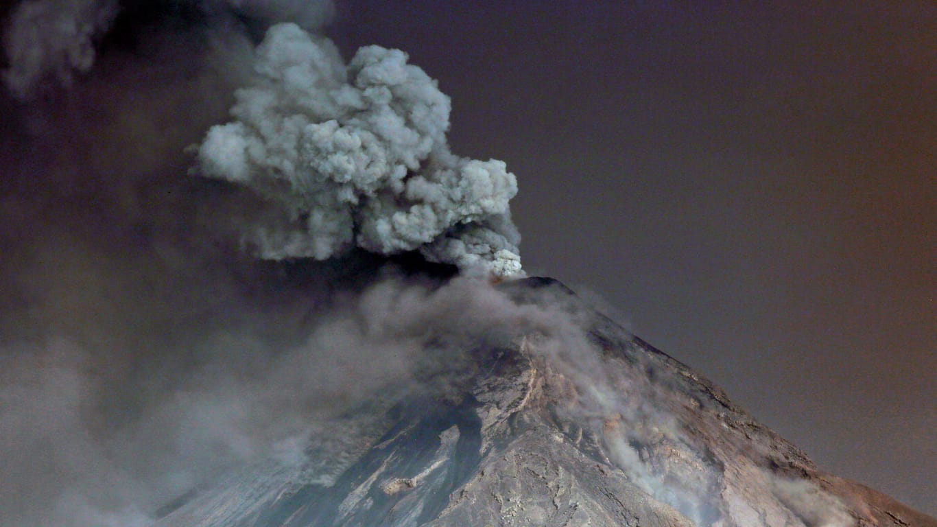 Feuervulkan in Guatemala: Ein Bild zeigt den Krater am 19. November 2018. Der Vulkan spuckt oft Asche und heiße Lava aus, doch zum Ausbruch kommt es selten.