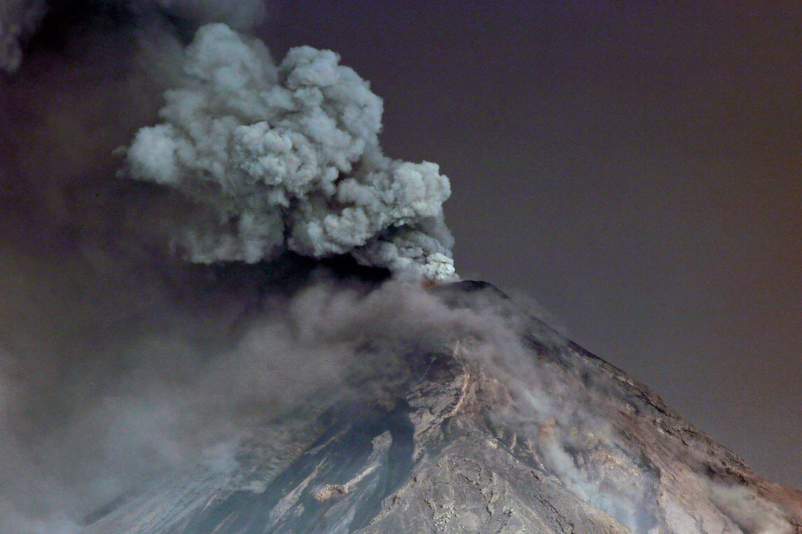 Feuervulkan in Guatemala: Ein Bild zeigt den Krater am 19. November 2018. Der Vulkan spuckt oft Asche und heiße Lava aus, doch zum Ausbruch kommt es selten.