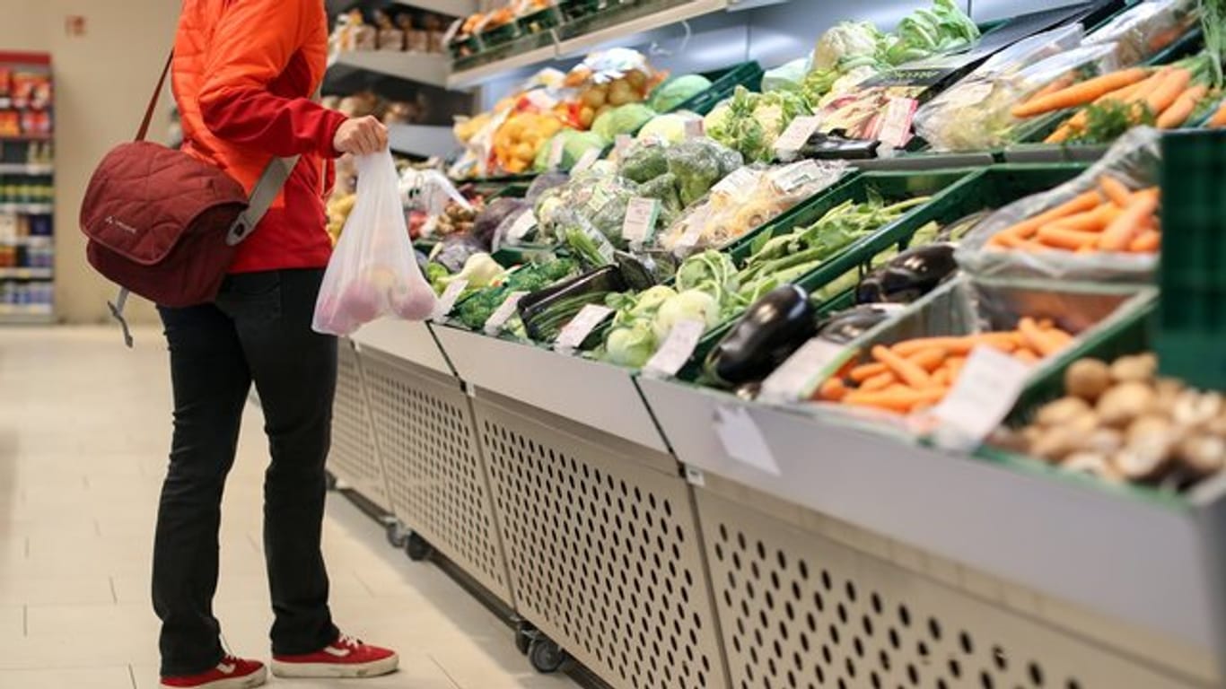 Die Verbraucherzentralen fordern mehr Informationen für Kaufentscheidungen im Supermarkt.