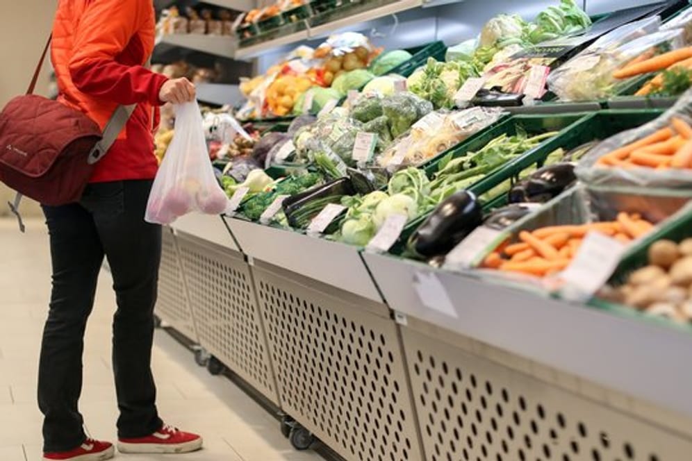 Die Verbraucherzentralen fordern mehr Informationen für Kaufentscheidungen im Supermarkt.