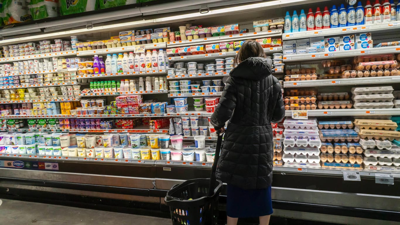 Eine Kundin vor einem Supermarktregal: Es stimme nicht mehr, dass teure Lebensmittel automatisch gut seien und preiswerte automatisch schlecht.