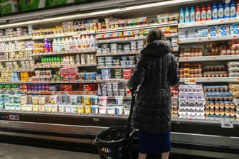Eine Kundin vor einem Supermarktregal: Es stimme nicht mehr, dass teure Lebensmittel automatisch gut seien und preiswerte automatisch schlecht.