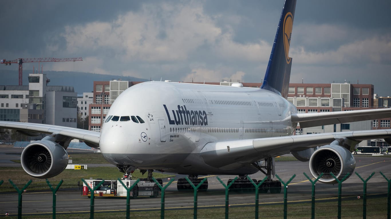 Eine Maschine der Deutschen Lufthansa: Die Airline halte sich an die Sperrung des Luftraums im Iran und Irak.