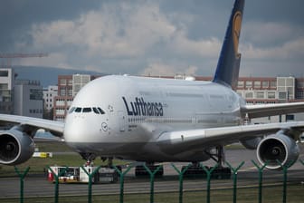 Eine Maschine der Deutschen Lufthansa: Die Airline halte sich an die Sperrung des Luftraums im Iran und Irak.