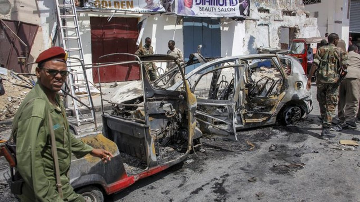 Fahrzeugwrack nach der Explosion einer Autobombe in Mogadischu.