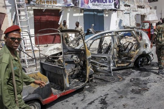 Fahrzeugwrack nach der Explosion einer Autobombe in Mogadischu.