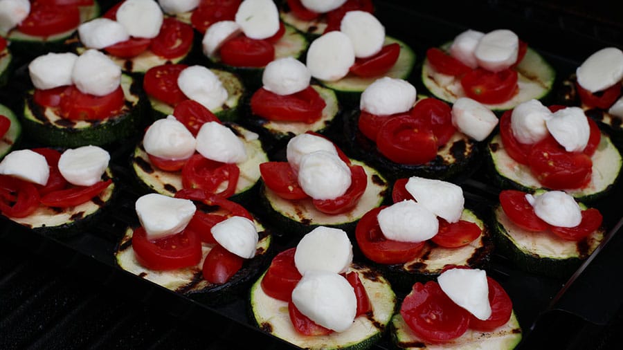 Zucchinipizzen: Nach 15 Minuten Backzeit können sie belegt werden.