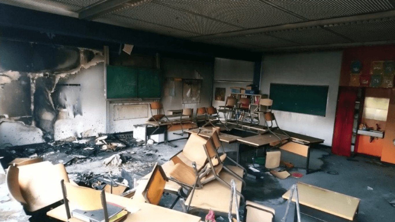 So sieht ein Klassenzimmer nach dem Brand in der Gesamtschule Bockmühle aus: Mehrere Räume können derzeit nicht genutzt werden.