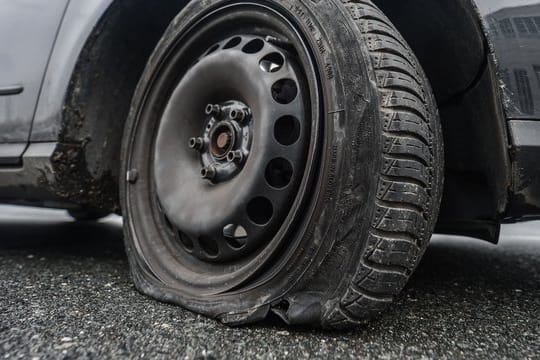 Panne beim Parkservice: Ist nachgewiesen, dass der Schaden am Fahrzeug durch einen Fahrfehler des Mitarbeiters entstanden ist, haftet der Dienstleister.