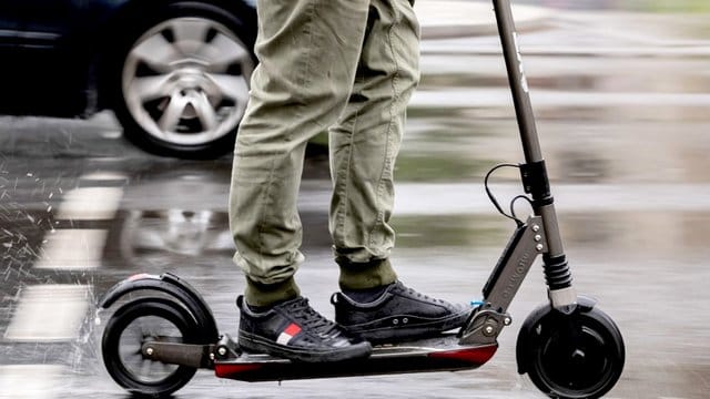 Sind die Wege im Winter rutschig, lassen E-Scooter-Fahrer ihr Gefährt besser stehen. Sind die Wege im Winter rutschig, lassen E-Scooter-Fahrer ihr Gefährt besser stehen.