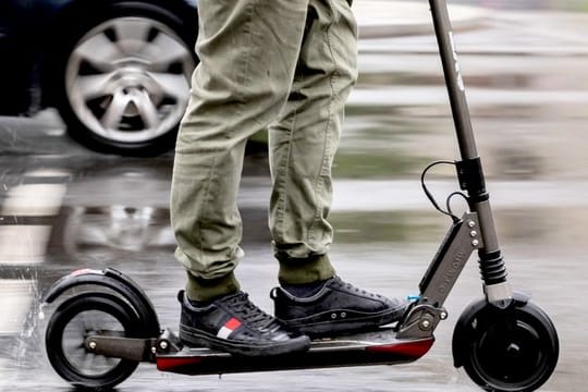 Sind die Wege im Winter rutschig, lassen E-Scooter-Fahrer ihr Gefährt besser stehen.