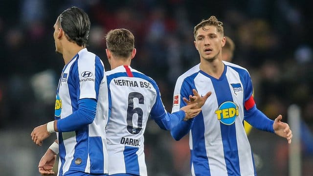 Niklas Stark (r) war bei der Hertha zuletzt nur Ersatzspieler.