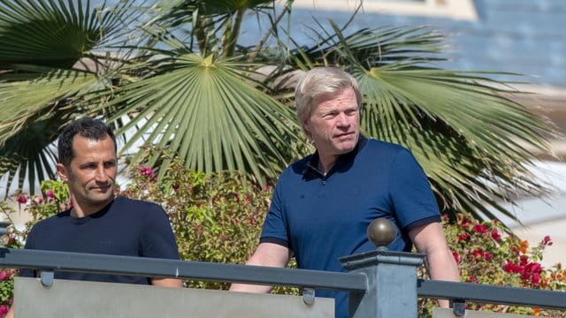 Sportdirektor Hasan Salihamidzic (l) und Vorstandsmitglied Oliver Kahn im Trainingslager des FC Bayern München in Doha. Sportdirektor Hasan Salihamidzic (l) und Vorstandsmitglied Oliver Kahn im Trainingslager des FC Bayern München in Doha.