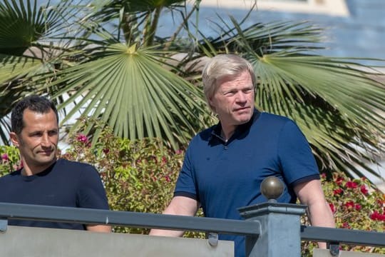 Sportdirektor Hasan Salihamidzic (l) und Vorstandsmitglied Oliver Kahn im Trainingslager des FC Bayern München in Doha.