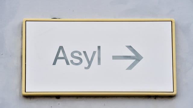 Ein Schild mit der Aufschrift "Asyl" in der Landeserstaufnahme für Asylbewerber (LEA) Karlsruhe. Ein Schild mit der Aufschrift "Asyl" in der Landeserstaufnahme für Asylbewerber (LEA) Karlsruhe.