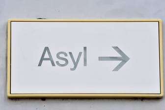 Ein Schild mit der Aufschrift "Asyl" in der Landeserstaufnahme für Asylbewerber (LEA) Karlsruhe.