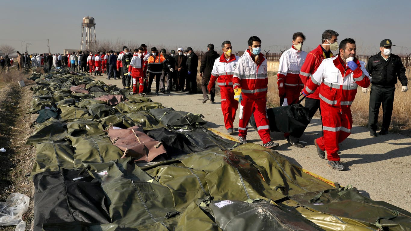 Sanitäter der Hilfsorganisation Iranischer Halbmond an der Absturzstelle: Nach Angaben der Organisation kamen bei dem Flugzeugabsturz alle 176 Insassen der Maschine ums Leben.
