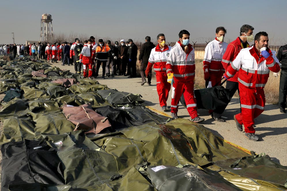 Sanitäter der Hilfsorganisation Iranischer Halbmond an der Absturzstelle: Nach Angaben der Organisation kamen bei dem Flugzeugabsturz alle 176 Insassen der Maschine ums Leben.