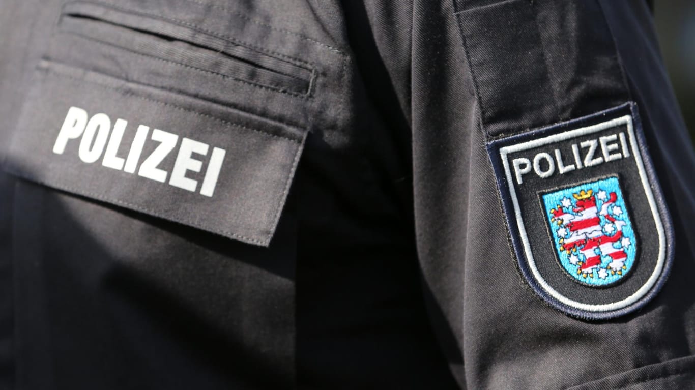 Bremer Polizist in Uniform: Der in Bremen festgenommene Mann wurde in einem Hamburger Gefängnis untergebracht (Symbolbild).