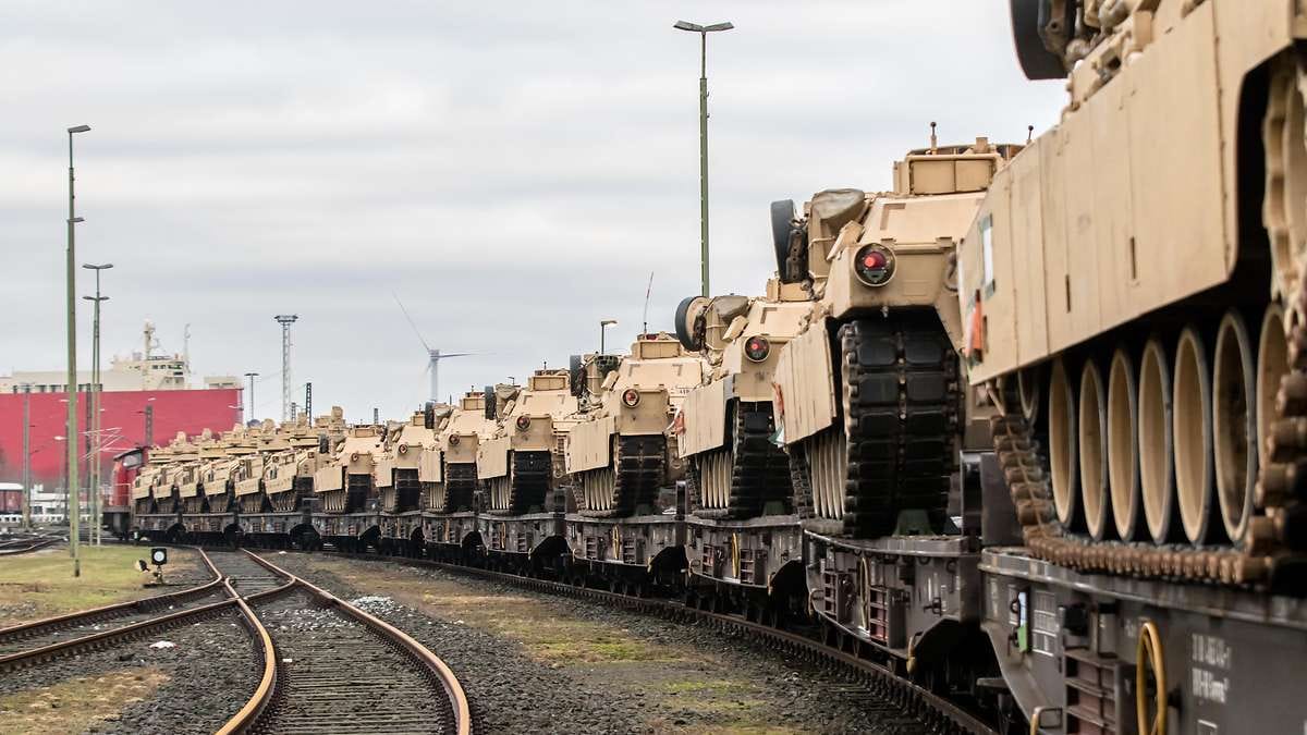 US-Panzer im Hafen Bremerhaven (Archivbild): 13.000 Fahrzeuge und Container mit Ausrüstung werden für die Übung Defender Europe aus den USA nach Europa gebracht. Hochbetrieb in Deutschland wird im April und Mai sein.