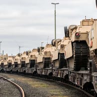 US-Panzer im Hafen Bremerhaven (Archivbild): 13.000 Fahrzeuge und Container mit Ausrüstung werden für die Übung Defender Europe aus den USA nach Europa gebracht. Hochbetrieb in Deutschland wird im April und Mai sein.