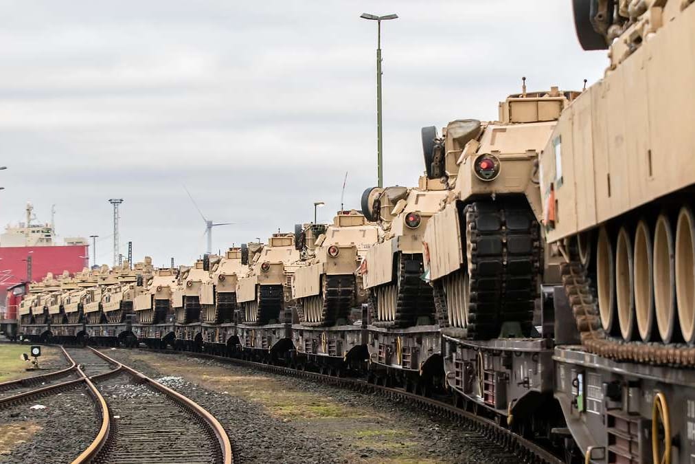 US-Panzer im Hafen Bremerhaven (Archivbild): 13.000 Fahrzeuge und Container mit Ausrüstung werden für die Übung Defender Europe aus den USA nach Europa gebracht. Hochbetrieb in Deutschland wird im April und Mai sein.