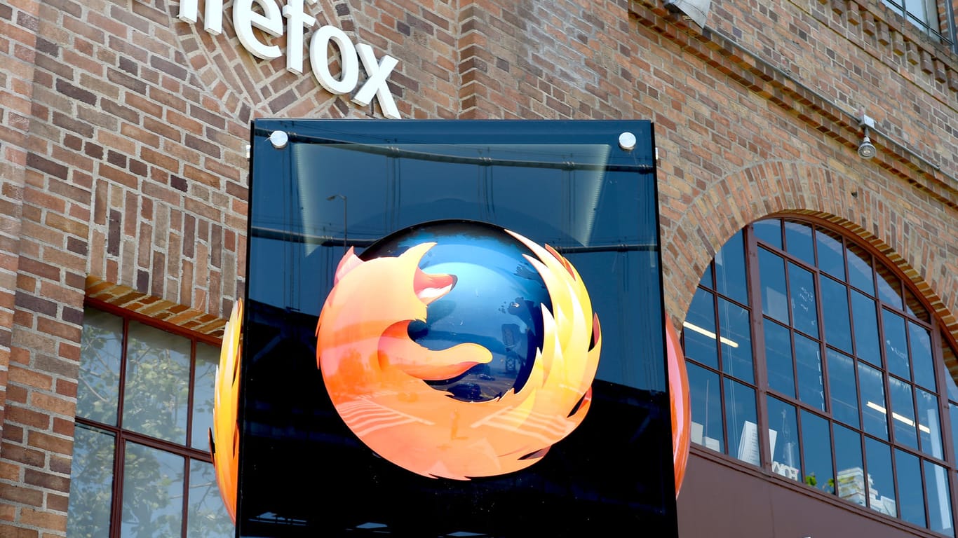 Das Firefox-Logo ist vor einem Firmengebäude zu sehen: Entwickler Mozilla hat die Version 72 des Browsers Firefox veröffentlicht.