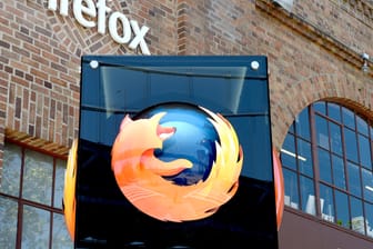 Das Firefox-Logo ist vor einem Firmengebäude zu sehen: Entwickler Mozilla hat die Version 72 des Browsers Firefox veröffentlicht.