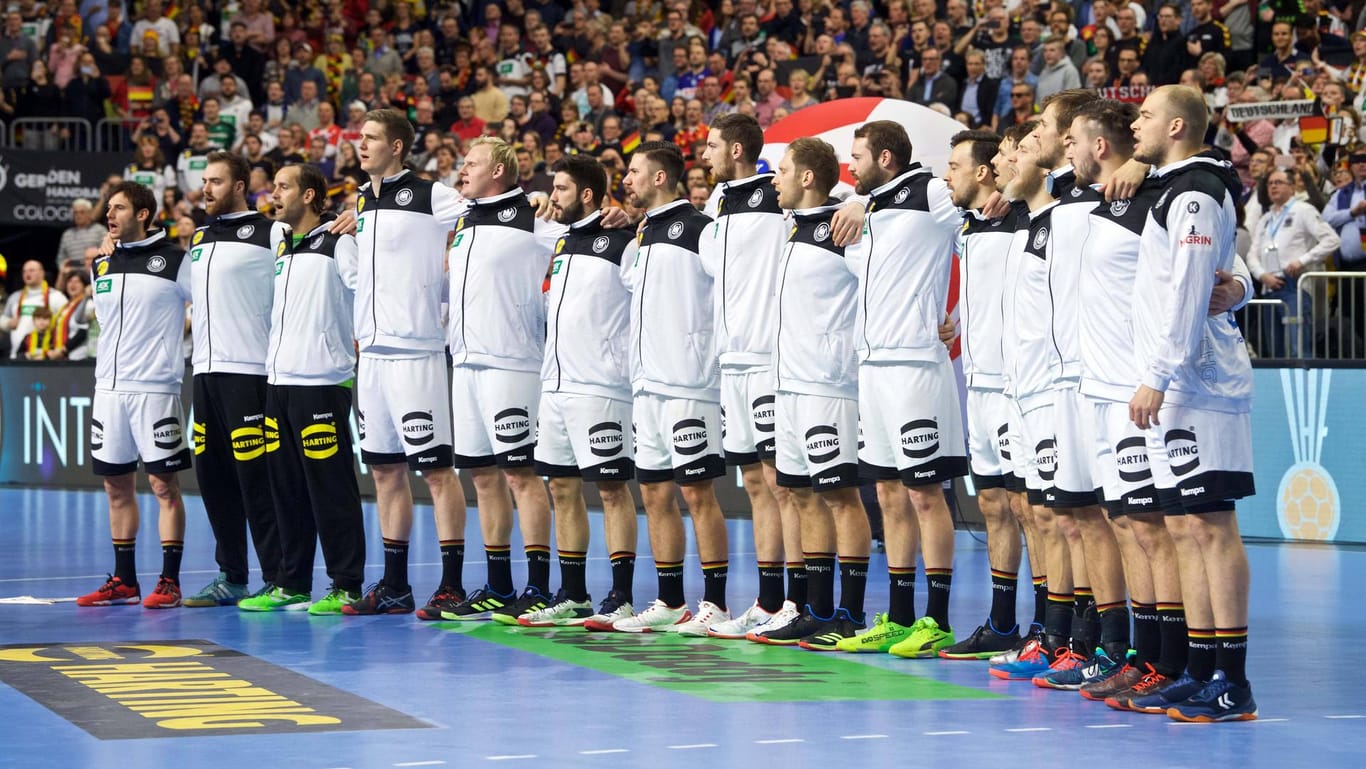 Zeigten sich für die Tierschutzorganisation "Peta" mit nacktem Oberkörper: Sieben Spieler der Handball-Nationalmannschaft.