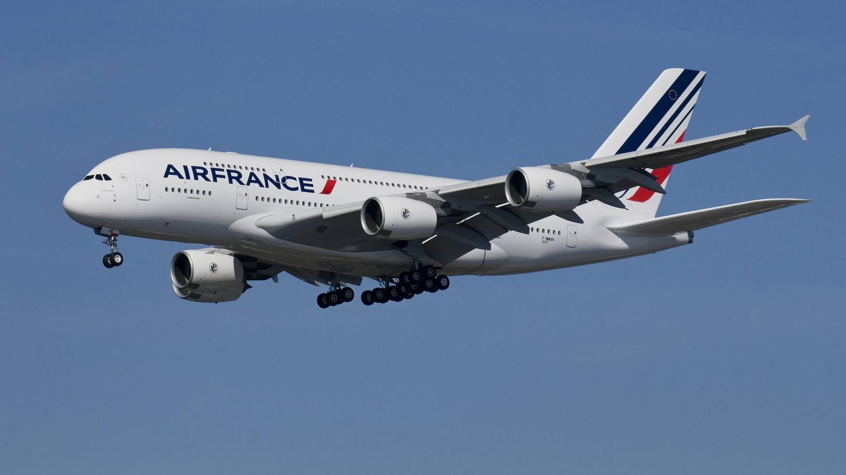 Passagierflugzeug der Air France: Nach der Landung machten die Flughafenmitarbeiter einen schrecklichen Fund. (Symbolbild)