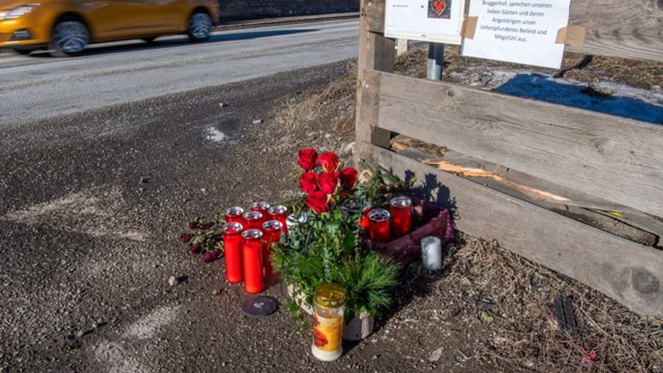 Blumen, Kerzen und Gedenkschmuck liegen am Ort des Unfalls in Luttach.