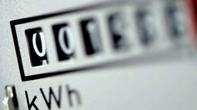 Größere Haushalte in Deutschland zahlen erstmals im Durchschnitt mehr als 30 Cent für eine Kilowattstunde Strom.