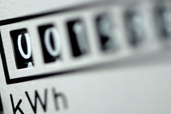 Größere Haushalte in Deutschland zahlen erstmals im Durchschnitt mehr als 30 Cent für eine Kilowattstunde Strom.