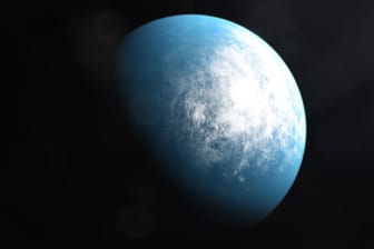 Ein künstlerische Darstellung des Exoplaneten "TOI 700 d": Flüssiges Wasser gilt aus Voraussetzung dafür, dass ein Planet bewohnbar ist.
