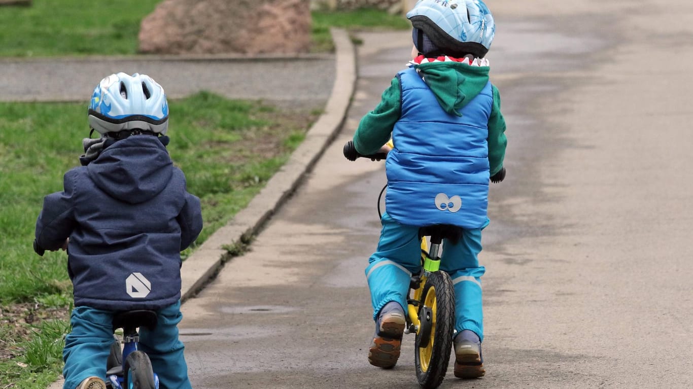 Zwei Kleinkinder fahren auf Laufrädern (Symbolbild): Die Verkehrswacht hat mehreren Kitas in Essen neue Gefährte geschenkt.