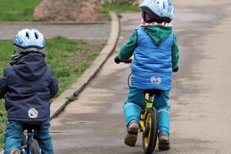 Zwei Kleinkinder fahren auf Laufrädern (Symbolbild): Die Verkehrswacht hat mehreren Kitas in Essen neue Gefährte geschenkt.