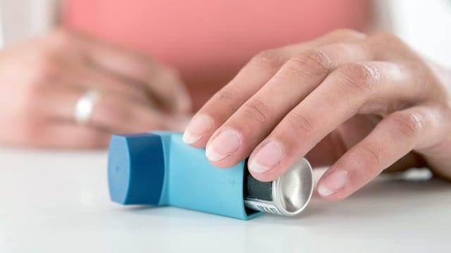 Während einer Schwangerschaft sollten Frauen auf keinen Fall einfach auf ihre Asthma-Medikamente verzichten. Während einer Schwangerschaft sollten Frauen auf keinen Fall einfach auf ihre Asthma-Medikamente verzichten.