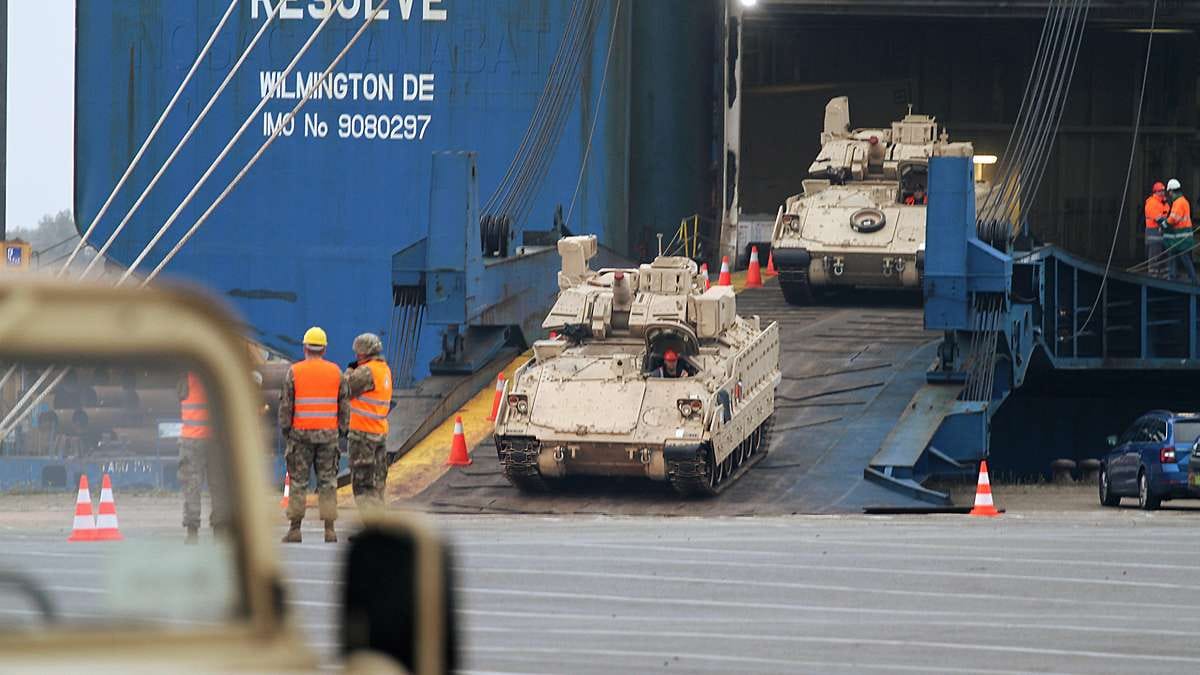 Per Schiff aus den USA: Die Fracht wird in Bremerhaven (Foto), Antwerpen und Vlissingen auf europäisches Festland gebracht. Ein kleiner Teil wird auch direkt ins estnische Paldiski transportiert, der Rest folgt auf dem Landweg.