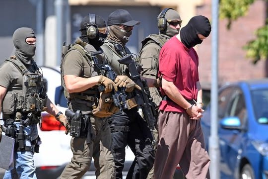 Polizisten führen den Hauptverdächtigen im Mordfall Lübcke, Stephan E.