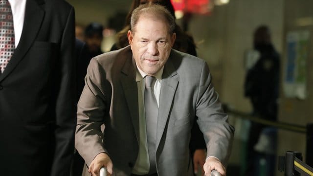 Harvey Weinstein schiebt sich mit Gehhilfe ins New Yorker Gericht.