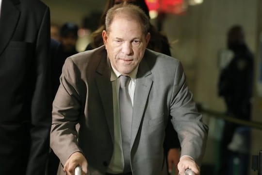 Harvey Weinstein schiebt sich mit Gehhilfe ins New Yorker Gericht.